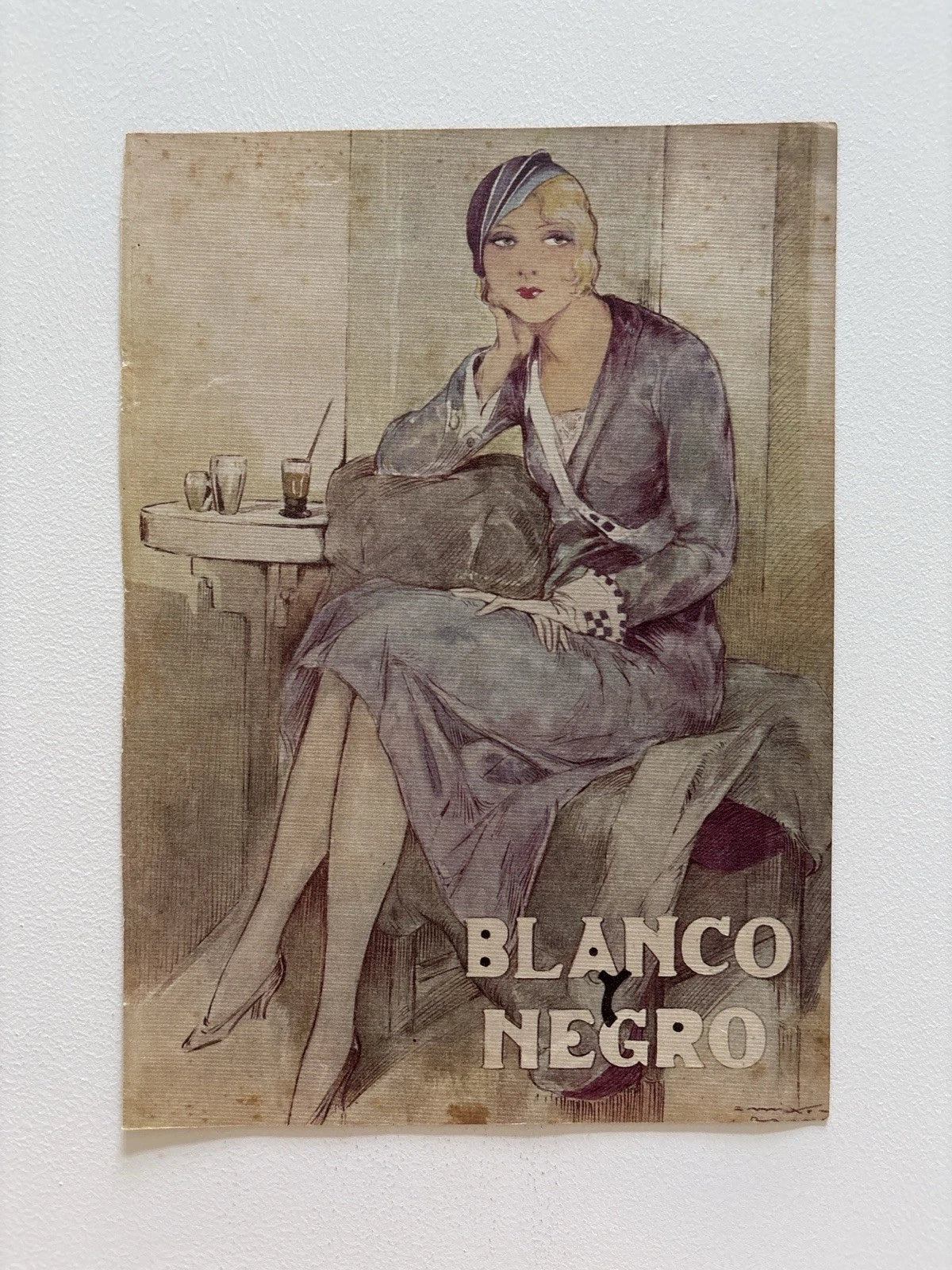 Antique Art Deco Café Scene – Blanco y Negro Magazine Cover, Contemplative Woman